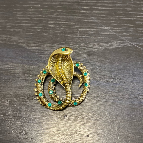 Jewelry - Gold snake brooch with green rhinestones